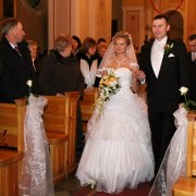 na zdjęciu młoda para już w kościele, tuż przed ślubem