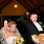 młoda para podczas wesela, rzucają kieliszki na szczęście - ślubny obyczaj