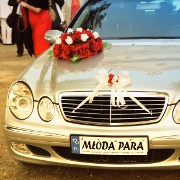 samochód udekorowany do ślubu