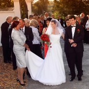 reportaż ślubny: młoda para wchodzi na dziedziniec kościoła