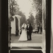 fotografia przedstawiająca młoda parę w drzwiach