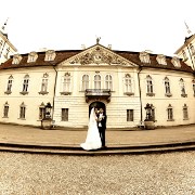 fotografia ślubna: państwo młodzi przed wejściem pałacowym